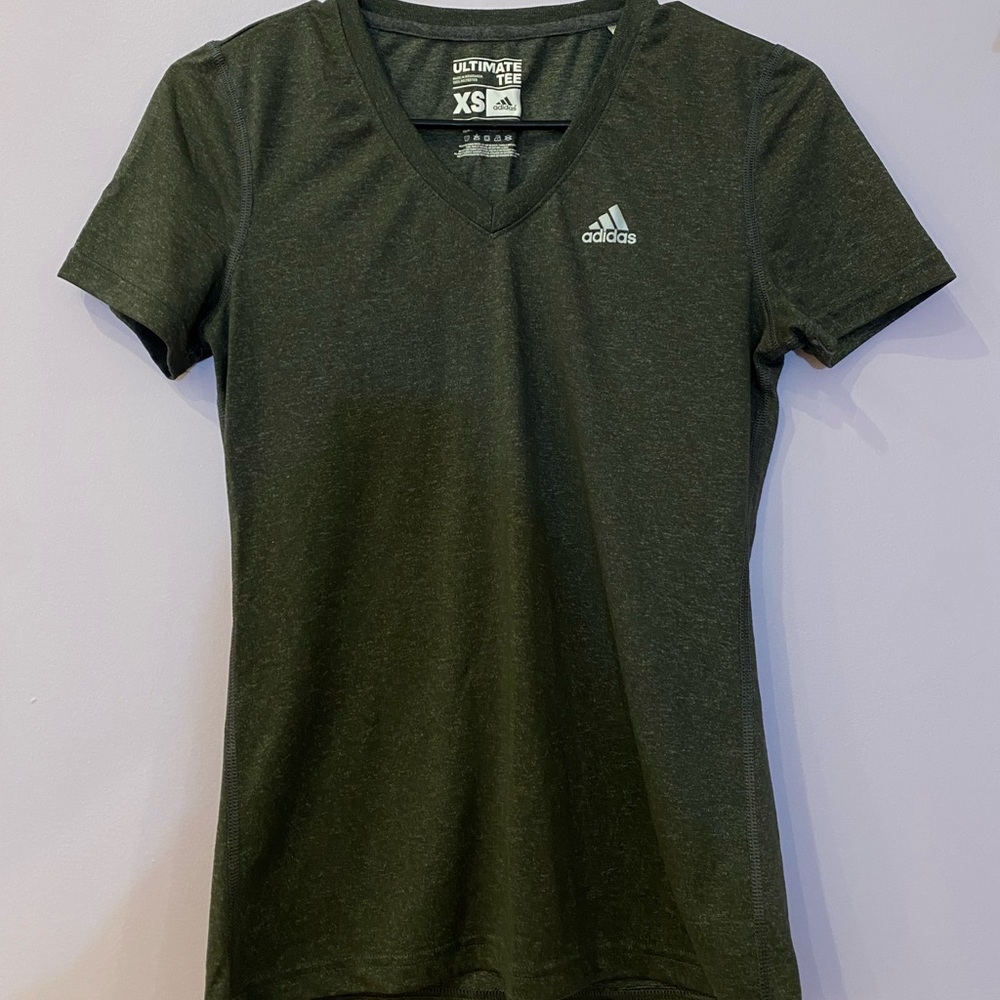 Adidas Women’s Ultimate Tee-shirt. Size XS. JUST LIKE NEW. Breathable material.